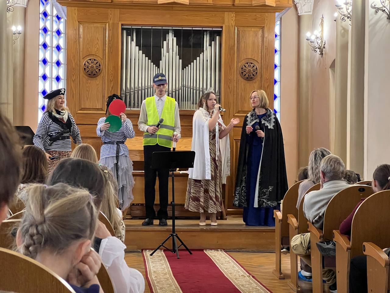 Солисты иркутской областной филармонии подготовили концерт для детей по правилам дорожного движения Солисты иркутской областной филармонии подготовили концерт для детей по правилам дорожного движения