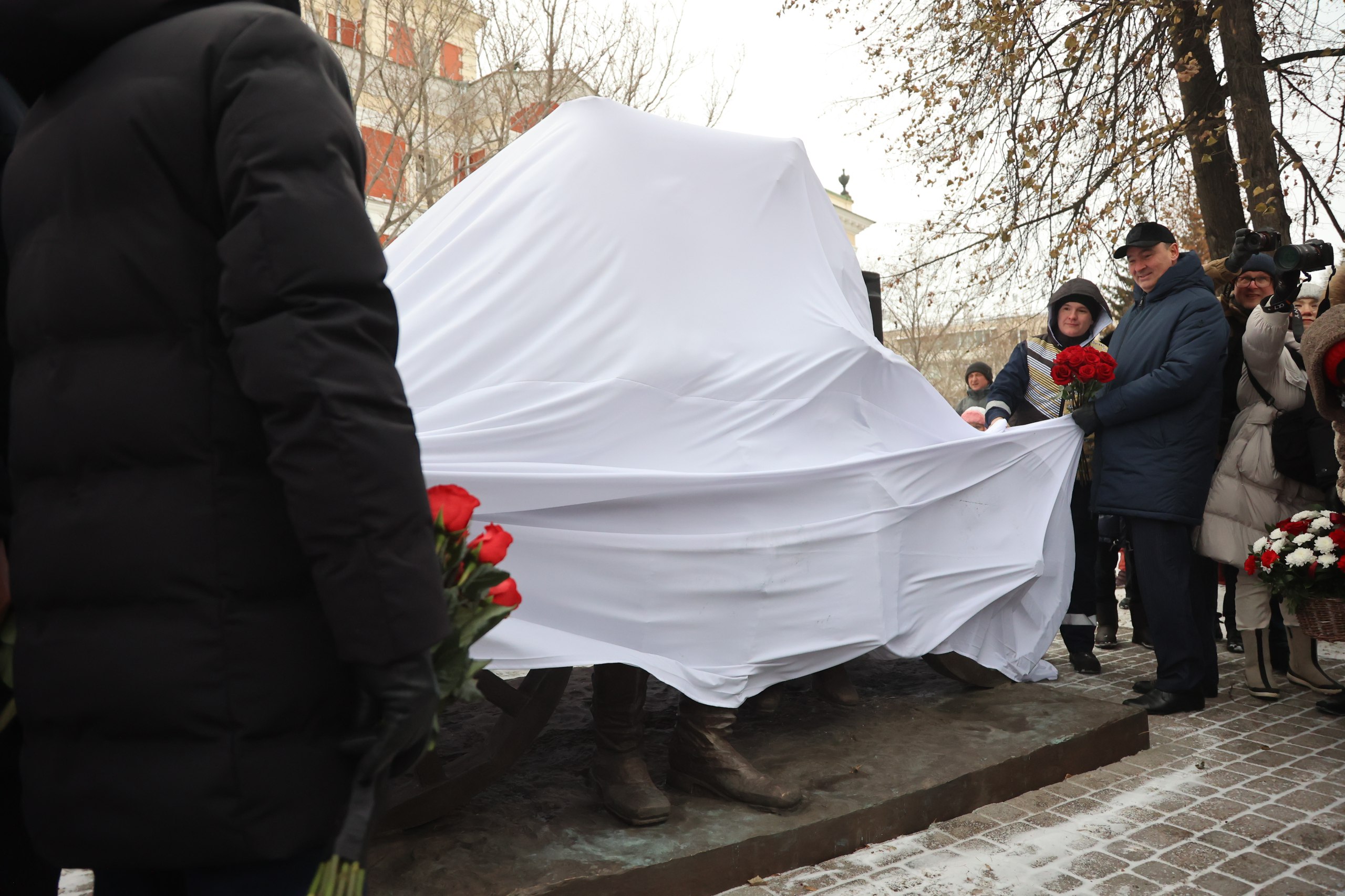 В Иркутске открыли памятник народным артистам России Виталию Венгеру и Наталии Королёвой В Иркутске открыли памятник народным артистам России Виталию Венгеру и Наталии Королёвой