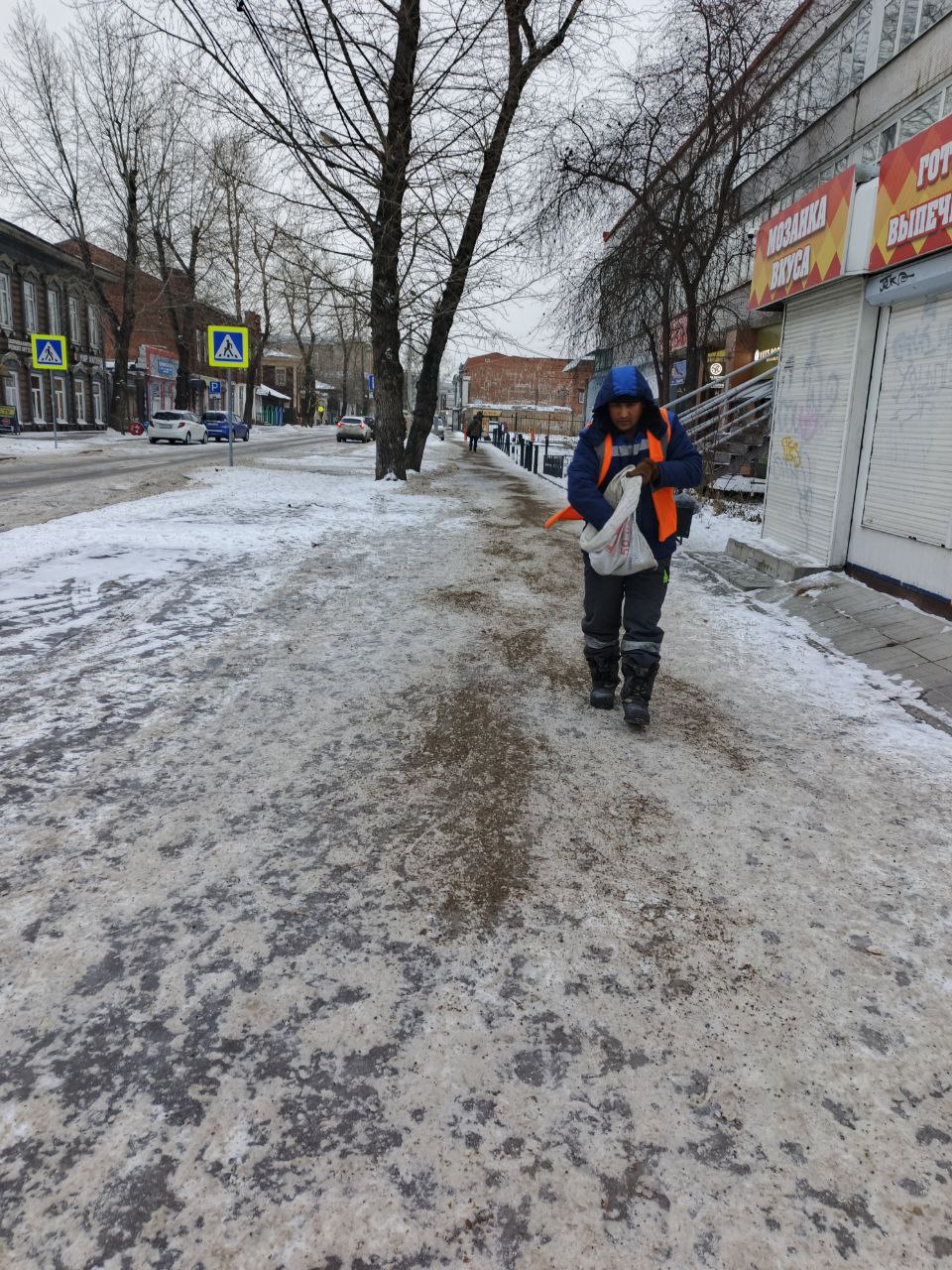 В выходные продолжается уборка дорог и тротуаров во всех районах Иркутска В выходные продолжается уборка дорог и тротуаров во всех районах Иркутска