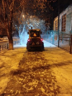 В выходные продолжается уборка дорог и тротуаров во всех районах Иркутска