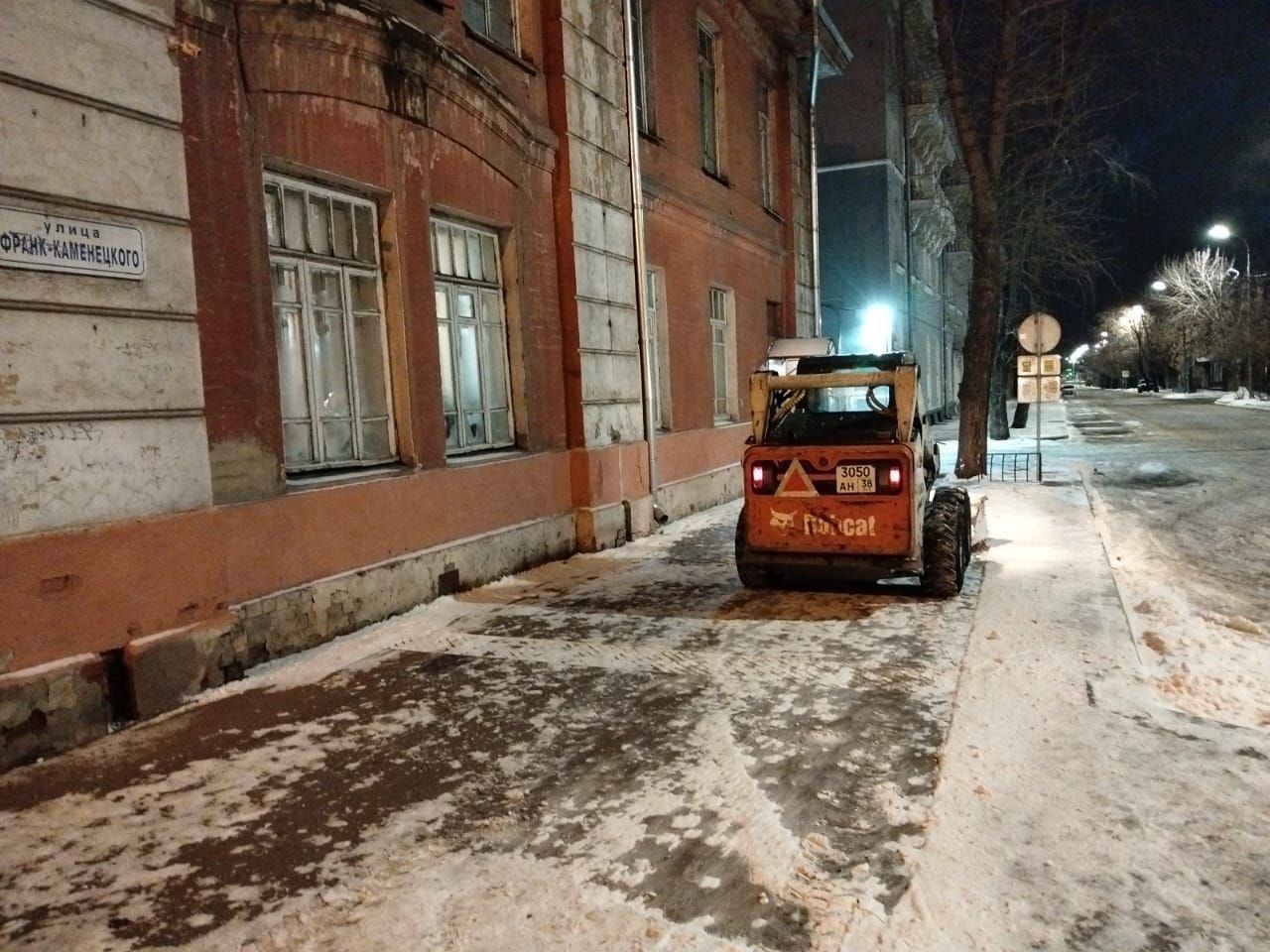 В выходные продолжается уборка дорог и тротуаров во всех районах Иркутска В выходные продолжается уборка дорог и тротуаров во всех районах Иркутска