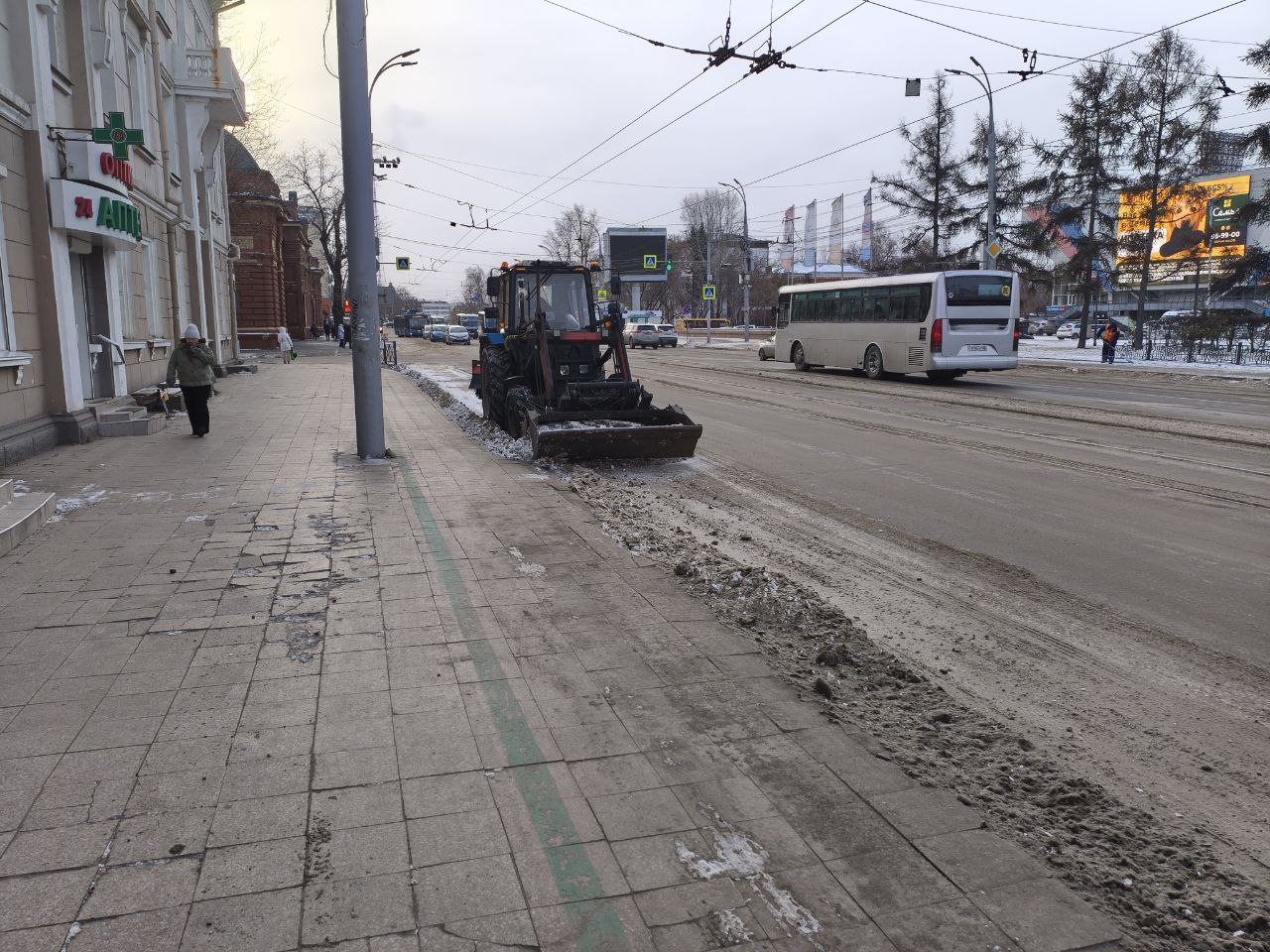 В выходные продолжается уборка дорог и тротуаров во всех районах Иркутска В выходные продолжается уборка дорог и тротуаров во всех районах Иркутска