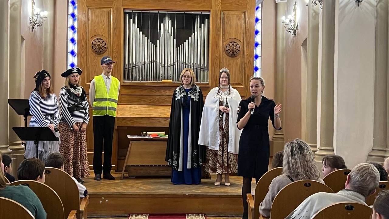 Солисты иркутской областной филармонии подготовили концерт для детей по правилам дорожного движения Солисты иркутской областной филармонии подготовили концерт для детей по правилам дорожного движения