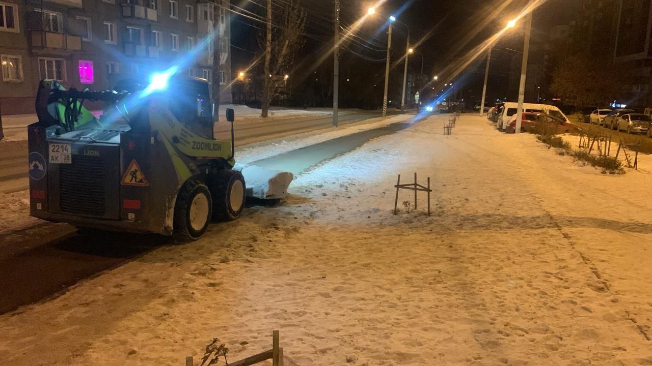В выходные продолжается уборка дорог и тротуаров во всех районах Иркутска В выходные продолжается уборка дорог и тротуаров во всех районах Иркутска