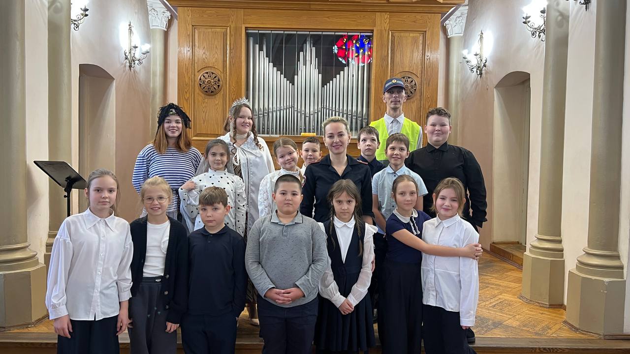 Солисты иркутской областной филармонии подготовили концерт для детей по правилам дорожного движения Солисты иркутской областной филармонии подготовили концерт для детей по правилам дорожного движения