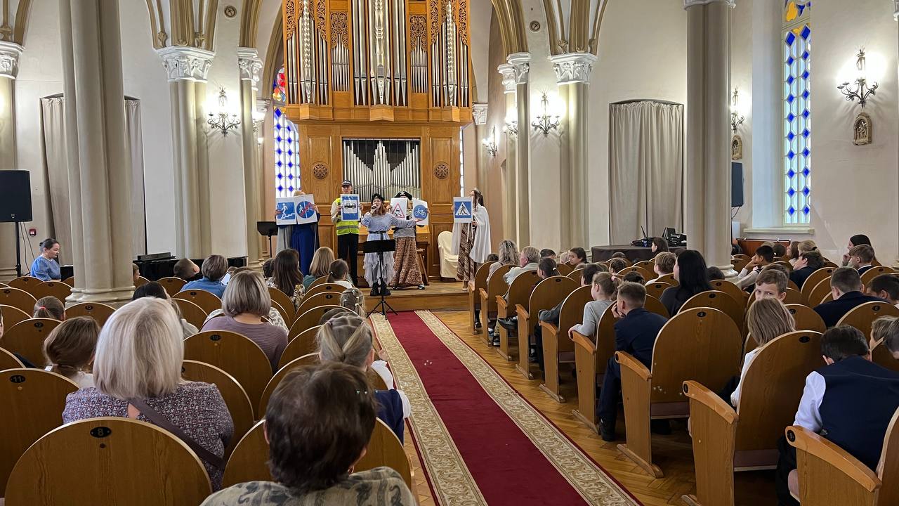 Солисты иркутской областной филармонии подготовили концерт для детей по правилам дорожного движения