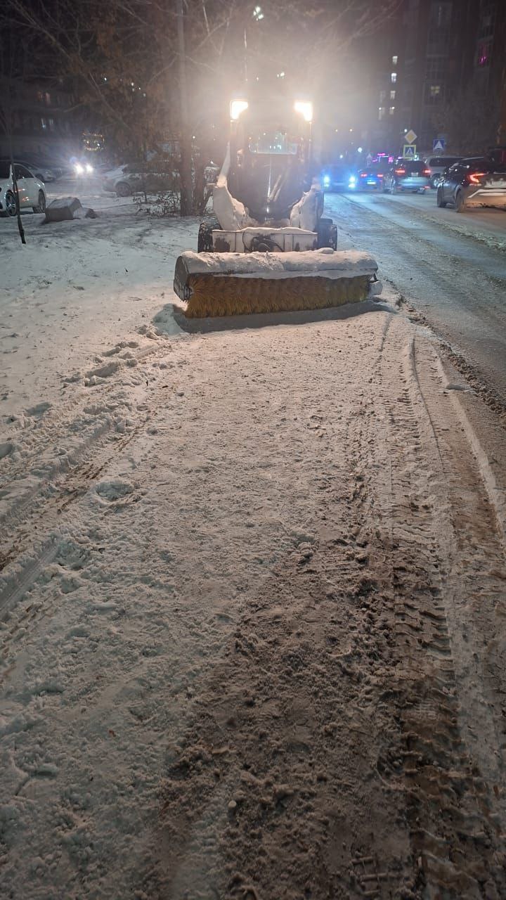 В выходные продолжается уборка дорог и тротуаров во всех районах Иркутска В выходные продолжается уборка дорог и тротуаров во всех районах Иркутска