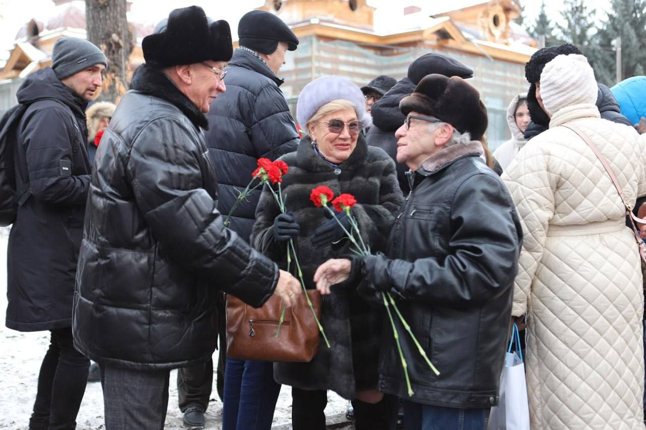 Неповторимые Тевье и Голда: в Иркутске открыли памятник народным артистам Виталию Венгеру и Наталии Королевой Неповторимые Тевье и Голда: в Иркутске открыли памятник народным артистам Виталию Венгеру и Наталии Королевой