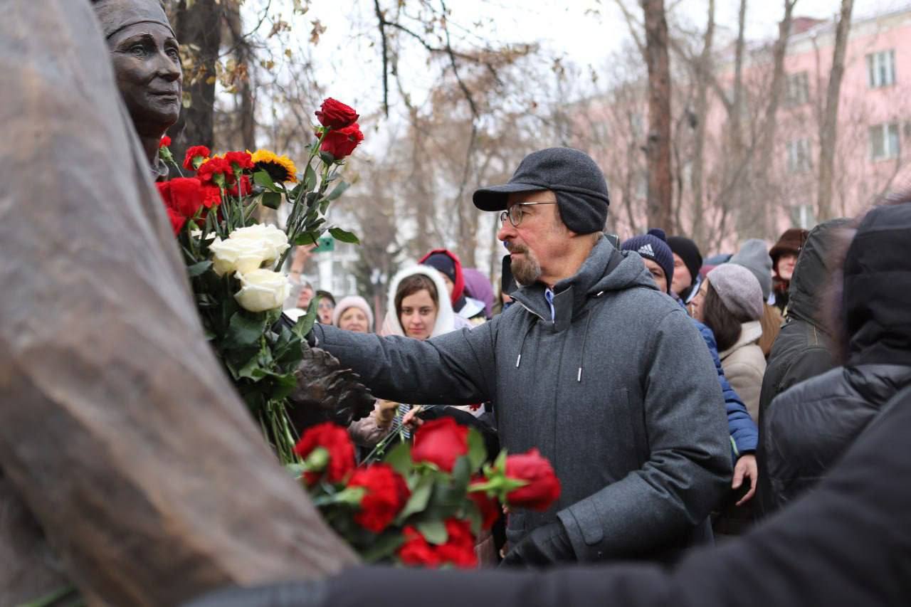 Памятник народным артистам Виталию Венгеру и Наталии Королевой открыти в Иркутске Памятник народным артистам Виталию Венгеру и Наталии Королевой открыти в Иркутске