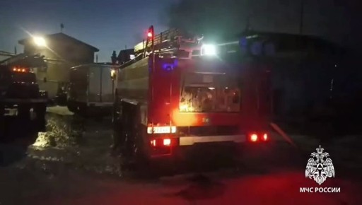 В Усолье-Сибирском огнеборцы МЧС России ликвидируют пожар