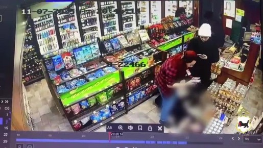 «Все еще не пришла в себя»: продавец супермаркета попала в больницу после нападения покупателя