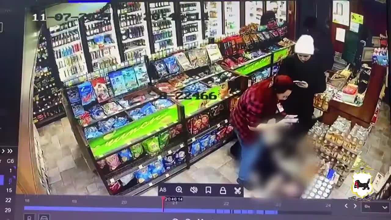 «Все еще не пришла в себя»: продавец супермаркета попала в больницу после нападения покупателя