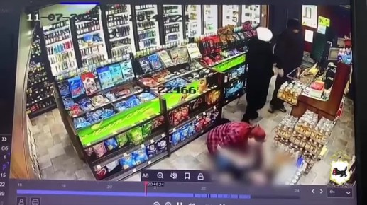 В Иркутске полиция ищет женщину, которая напала на продавца в магазине