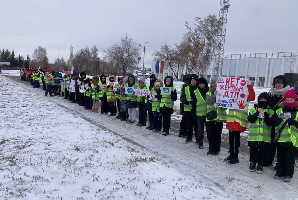 В Усолье-Сибирском Госавтоинспекция и ЮИД провели акцию в память о жертвах ДТП В Усолье-Сибирском Госавтоинспекция и ЮИД провели акцию в память о жертвах ДТП