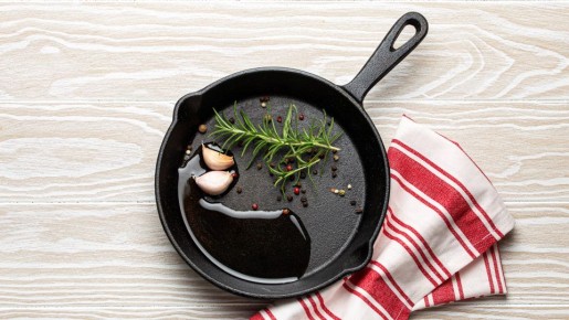 Не спешите выбрасывать: этот лайфхак из СССР вернет «убитую» сковородку к жизни