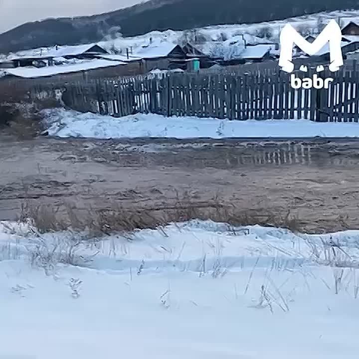 Временную дамбу прорвало в бурятском селе