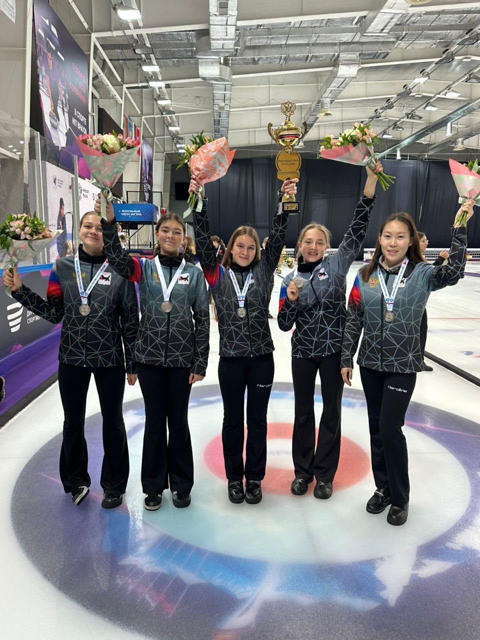 Команда «Иркутская область – Комсомолл 1» заняла второе место на первенстве России по кёрлингу среди девушек до 19 лет, которое с 11 по 15 ноября проходило на федеральной территории «Сириус» Команда «Иркутская область – Комсомолл 1» заняла второе место на первенстве России по кёрлингу среди девушек до 19 лет, которое с 11 по 15 ноября проходило на федеральной территории «Сириус»