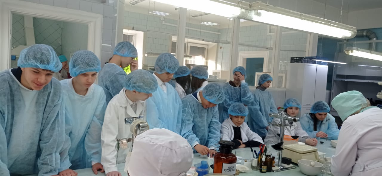 Иркутские школьники познакомились с изготовлением лекарств