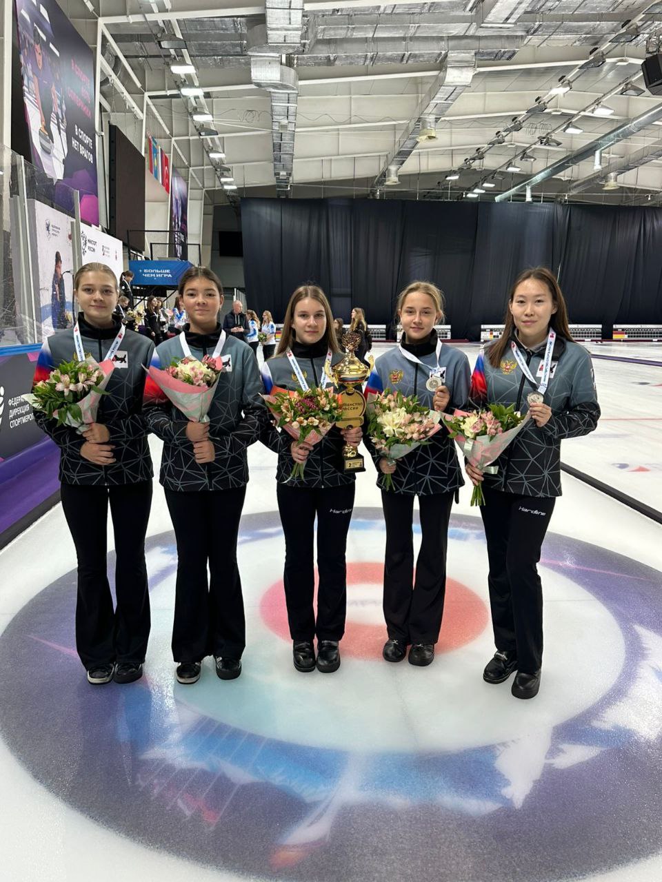 Команда «Иркутская область – Комсомолл 1» заняла второе место на первенстве России по кёрлингу среди девушек до 19 лет, которое с 11 по 15 ноября проходило на федеральной территории «Сириус»