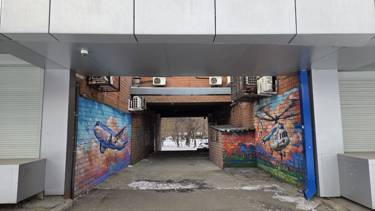 Заметили кое-что новенькое в городе И: на стенах одного из домов по улице Декабрьских Событий нарисовали стрит-арты, посвященные отечественной авиации