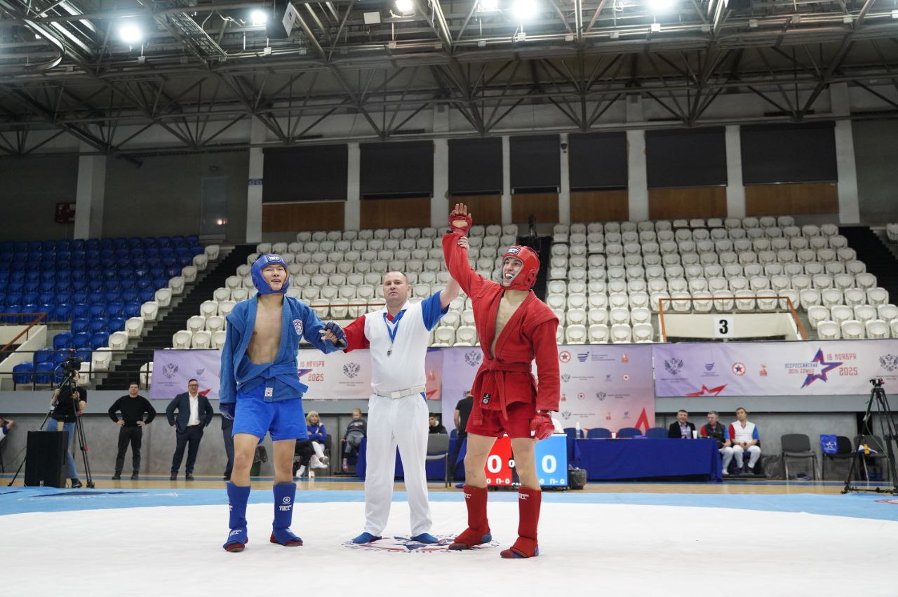 В Иркутске во Дворце спорта «Труд» 15-16 ноября прошли соревнования в честь Всероссийского дня самбо, а также чемпионат и первенство области по самбо