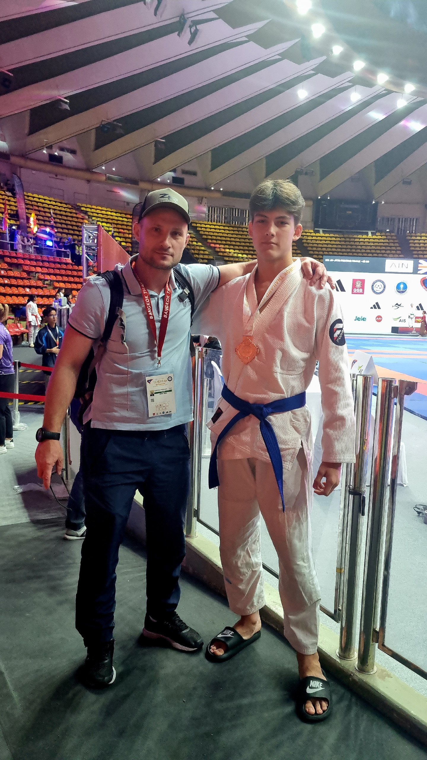 Шелеховский спортсмен Михаил Кокшаров стал бронзовым призёром Кубка мира по джиу-джитсу, который 15 ноября состоялся в Бангкоке в Таиланде Шелеховский спортсмен Михаил Кокшаров стал бронзовым призёром Кубка мира по джиу-джитсу, который 15 ноября состоялся в Бангкоке в Таиланде