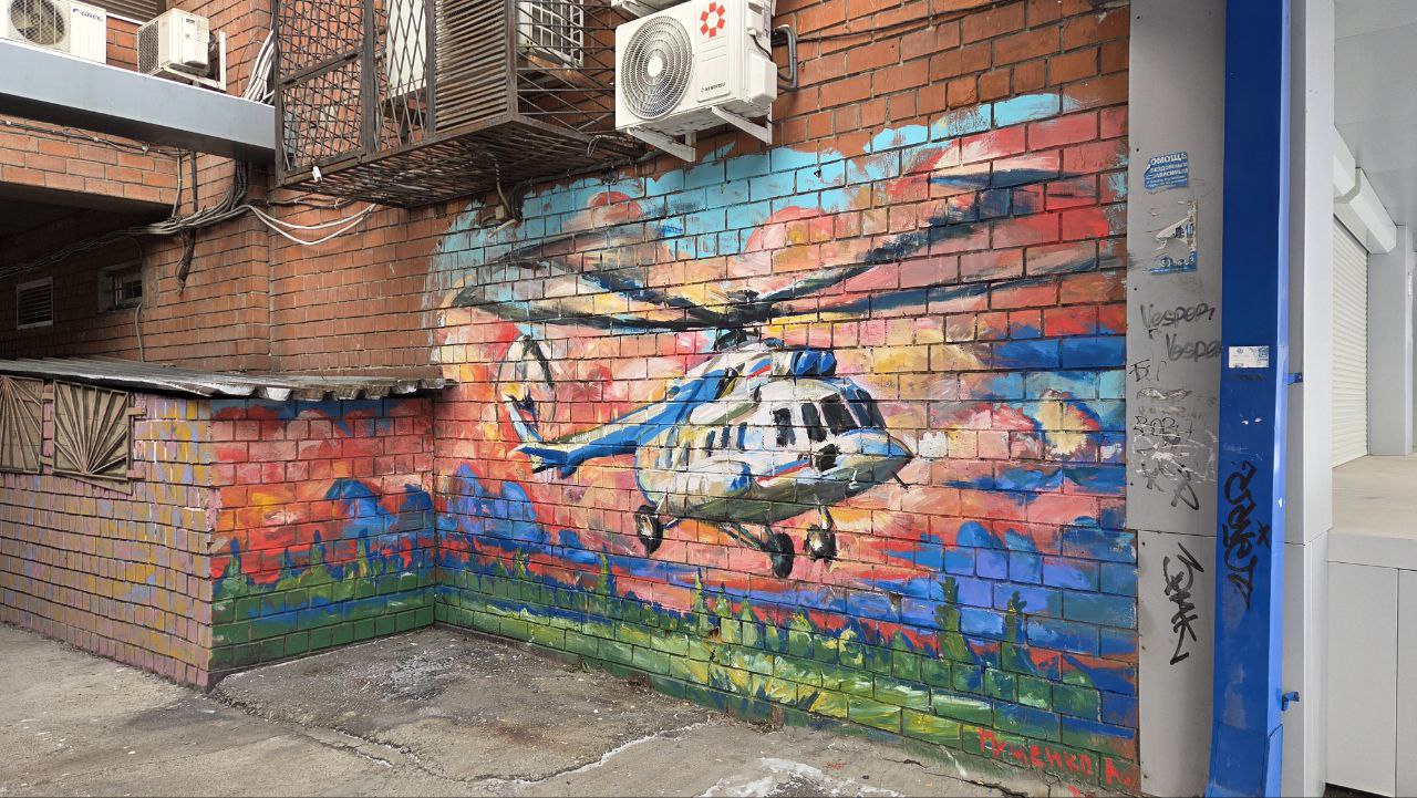 Заметили кое-что новенькое в городе И: на стенах одного из домов по улице Декабрьских Событий нарисовали стрит-арты, посвященные отечественной авиации Заметили кое-что новенькое в городе И: на стенах одного из домов по улице Декабрьских Событий нарисовали стрит-арты, посвященные отечественной авиации