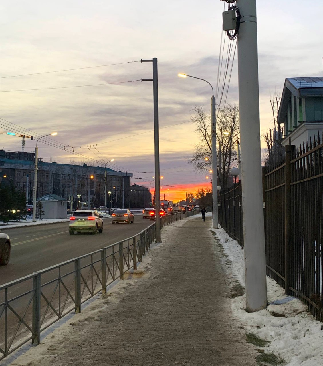 Такое красочное доброе утро! В Иркутске сегодня не холодно: переменная облачность, ветер юго-восточный с переходом вечером на северо-западный 49 м/с, температура днем 0,-2°