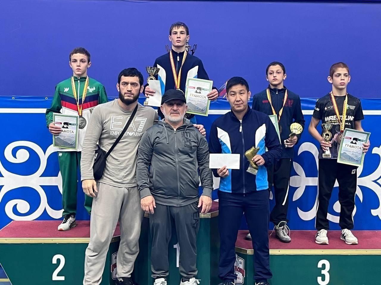 Спортсмены Приангарья выиграли две медали на всероссийских соревнованиях по вольной борьбе памяти балкарского поэта Кязима Мечиева, которые с 12 по 15 ноября проводились в Нальчике