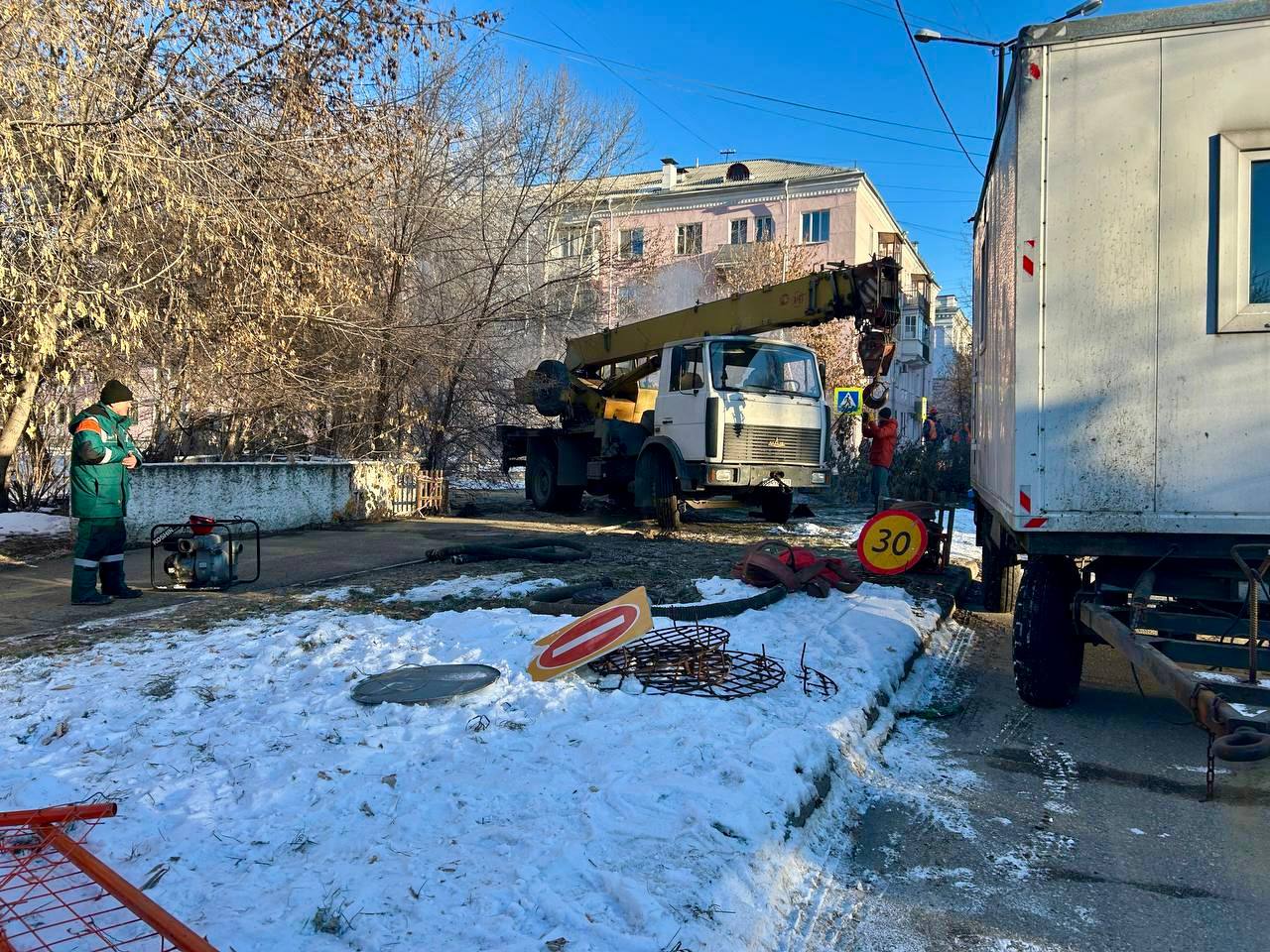 Сергей Петров: Сегодня в 03.30 произошла коммунальная авария на теплосетях по улице Энгельса в 210 квартале, напротив дома 22. Для ее устранения на место сразу выехали специалисты УТС ТЭЦ-9, сейчас ведутся... Сергей Петров: Сегодня в 03.30 произошла коммунальная авария на теплосетях по улице Энгельса в 210 квартале, напротив дома 22. Для ее устранения на место сразу выехали специалисты УТС ТЭЦ-9, сейчас ведутся...