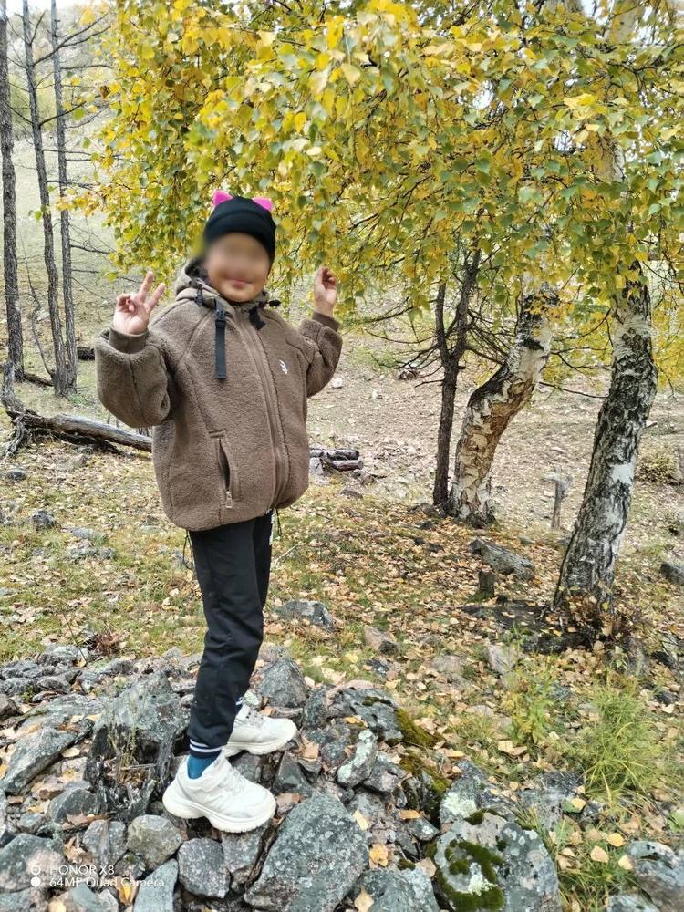 Вот она, обычная третьеклассница: смеется на перемене, носит в рюкзаке пятерки и секретничает с подругами Вот она, обычная третьеклассница: смеется на перемене, носит в рюкзаке пятерки и секретничает с подругами