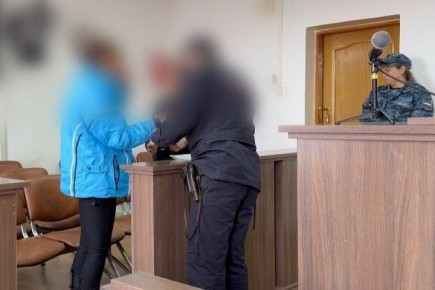 Били ремнем и пластмассовой палкой: мать с отчимом два года издевались над дочерью за мелкие провинности