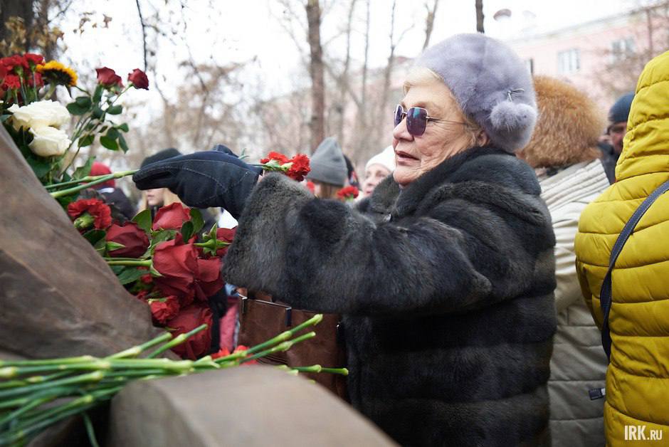 В Иркутске открыли памятник Виталию Венгеру и Наталии Королёвой В Иркутске открыли памятник Виталию Венгеру и Наталии Королёвой