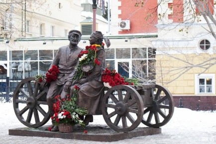 В Иркутске открыли памятник Виталию Венгеру и Наталии Королёвой