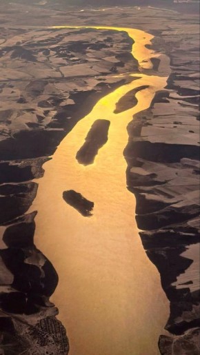 Лучи закатного солнца окрасили Ангару в золото