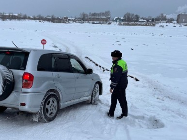 Киренский район: сотрудники Госавтоинспекции напоминают о запрете выезда на неокрепший лед реки Лена