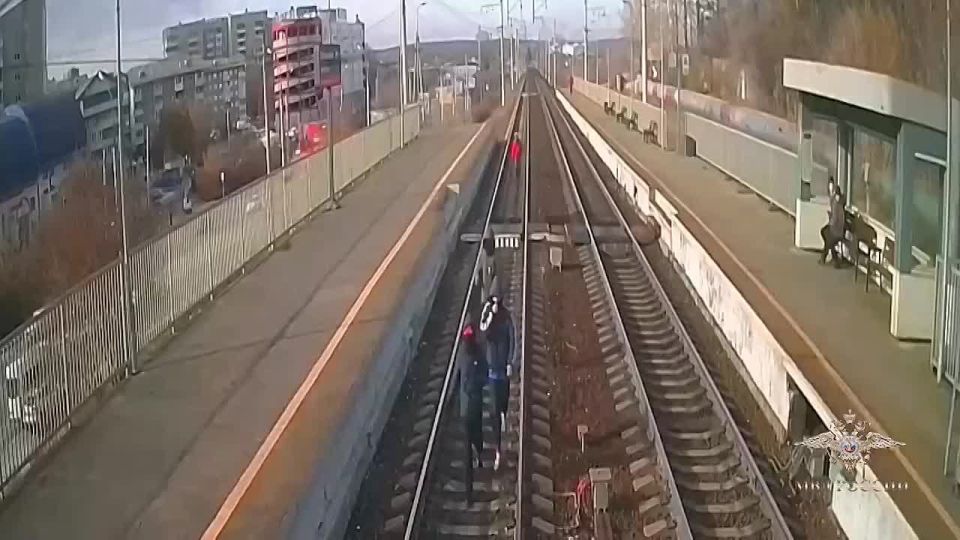 Цеплялись за поезда и снимали на видео