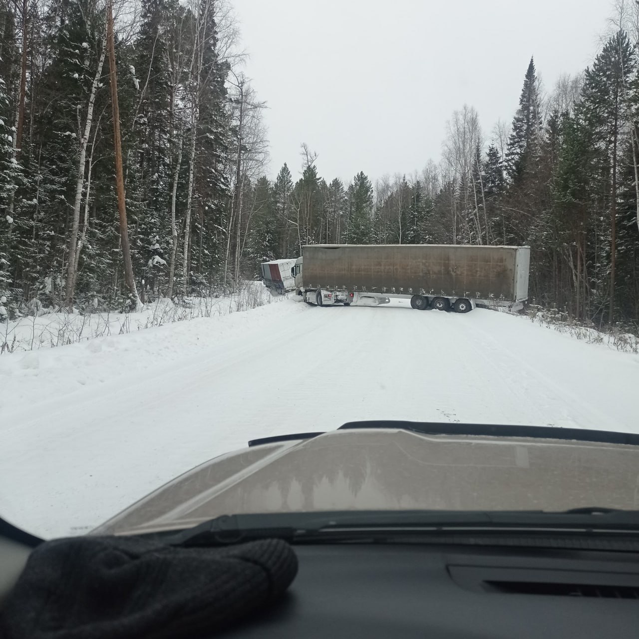 Фура заблокировала проезд через перевал Даван автодороги Усть-Кут — Уоян