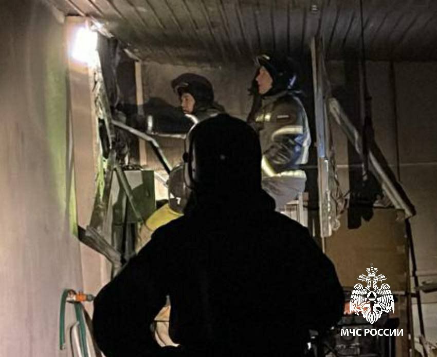 В селе Мамоны загорелся гаражный бокс В селе Мамоны загорелся гаражный бокс