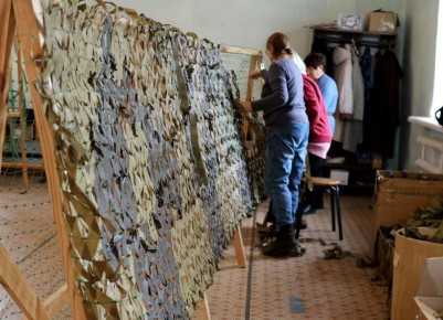 Иркутские волонтёры сплели маскировочные сети для бойцов СВО
