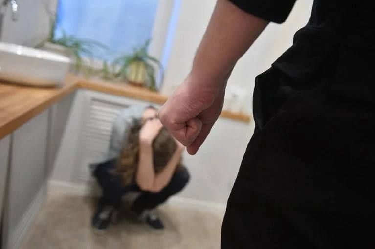 По социальным сетям разлетается жуткое видео - трое подростков измываются над шестиклассником