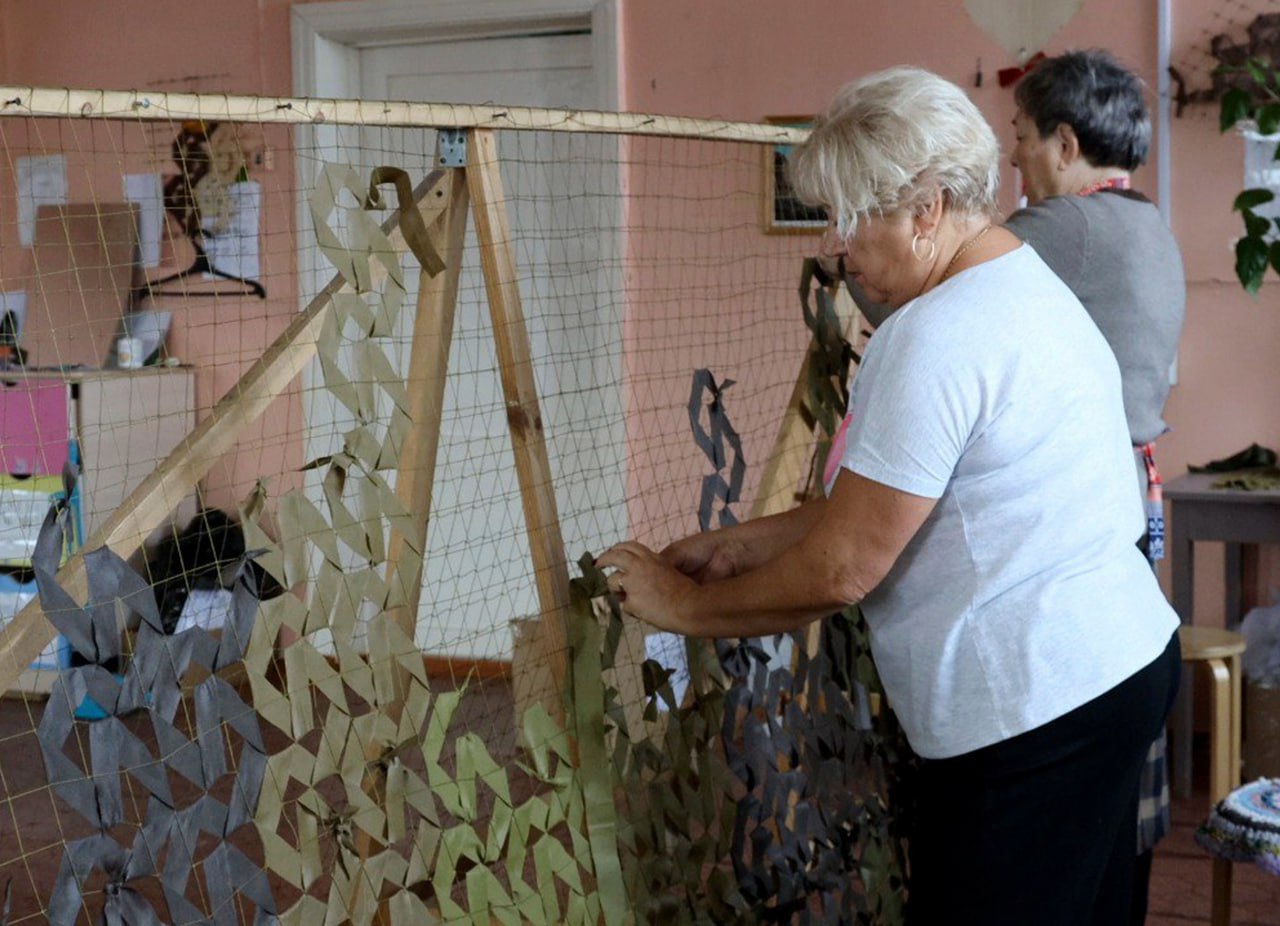 Иркутские волонтёры сплели маскировочные сети для бойцов СВО Иркутские волонтёры сплели маскировочные сети для бойцов СВО