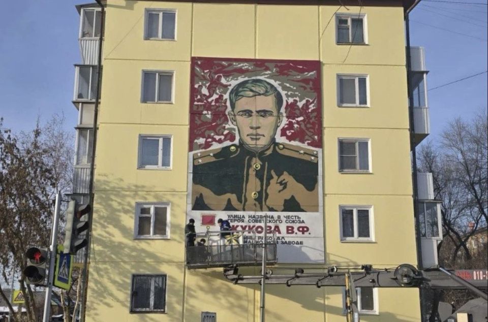 В Иркутске на доме по улице Мира, 62 после капитального ремонта фасада вновь установили мемориальное панно в честь Героя Советского Союза Василия Жукова