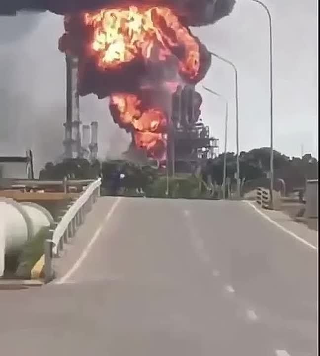 Мощный взрыв произошел на нефтехимическом заводе в Венесуэле