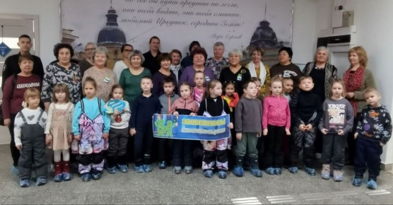 От младших старшим с заботой о безопасности — в Иркутске в рамках акции «Засветись» дошколята посетили Центр активного долголетия