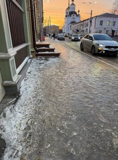 Каток в центре города — разве плохо? Да, если речь идёт о тротуарах