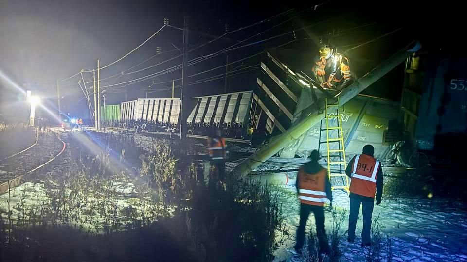В Тайшетском районе локомотив грузового поезда сошел с рельсов