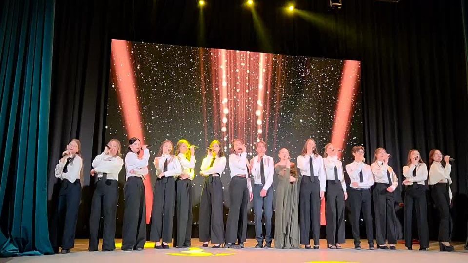 Прямо сейчас в актовом зале ИрГУПС проходит праздничный концерт, посвященный 70-летию школы N63