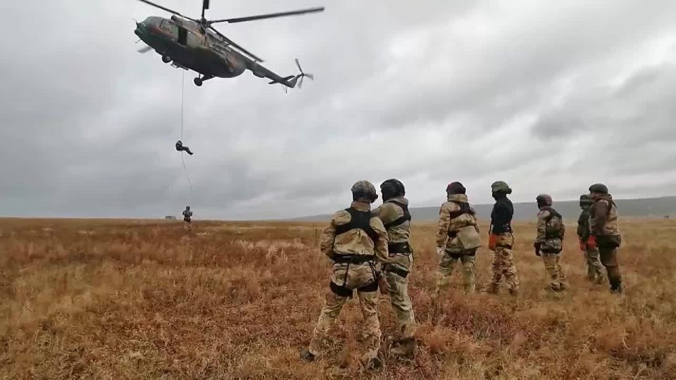 Спецназ Росгвардии в Прибайкалье отработал навыки беспарашютного десантирования с борта воздушного судна