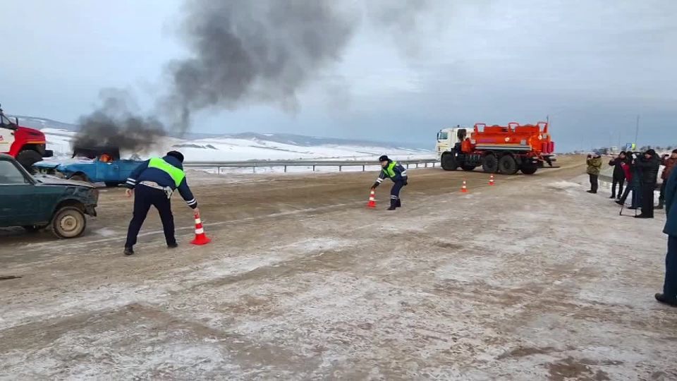 УЧЕНИЯ: В Боханском районе полицейские провели практические занятия, в ходе которых отработали условное дорожно-транспортное происшествие